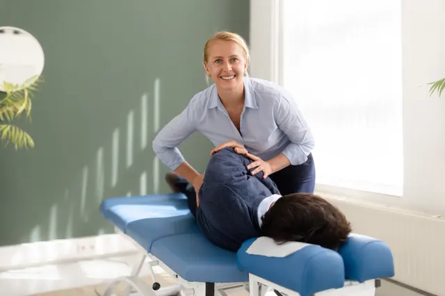 Chiropractor onderzoekt een cliënt tijdens de intake bij TOPCHIRO Eindhoven