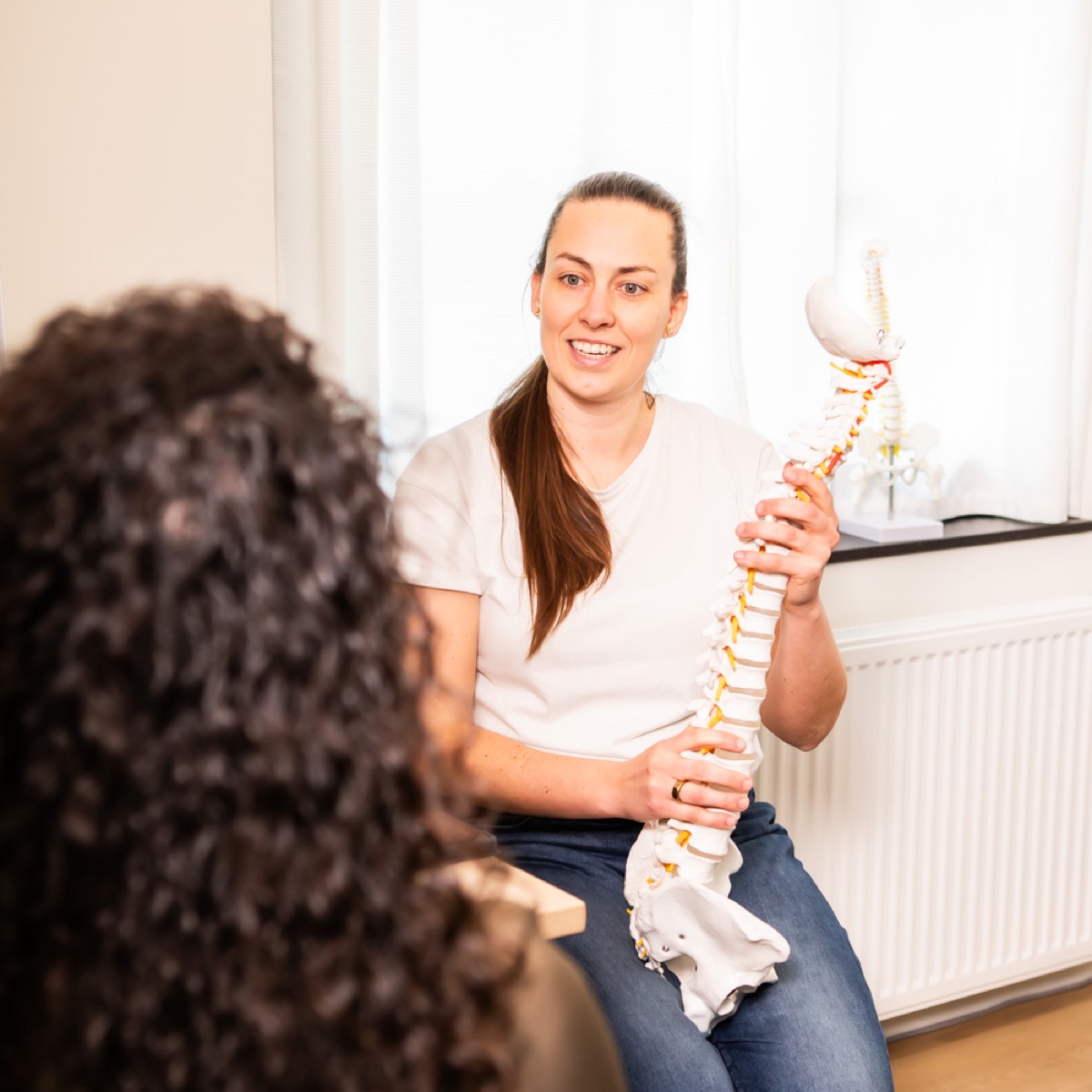 Chiropractor bespreekt het persoonlijke zorgplan met een cliënt bij TOPCHIRO Eindhoven